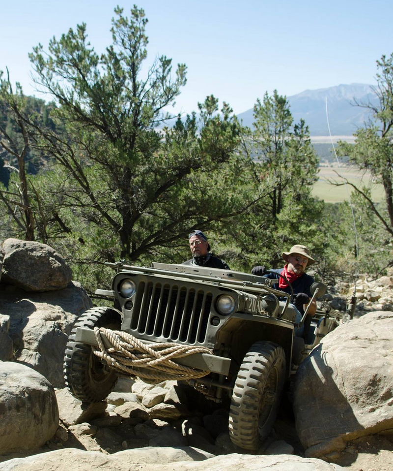 Illustration for article titled There's Nothing Cooler Than Flat-Fender Jeeps Offroading